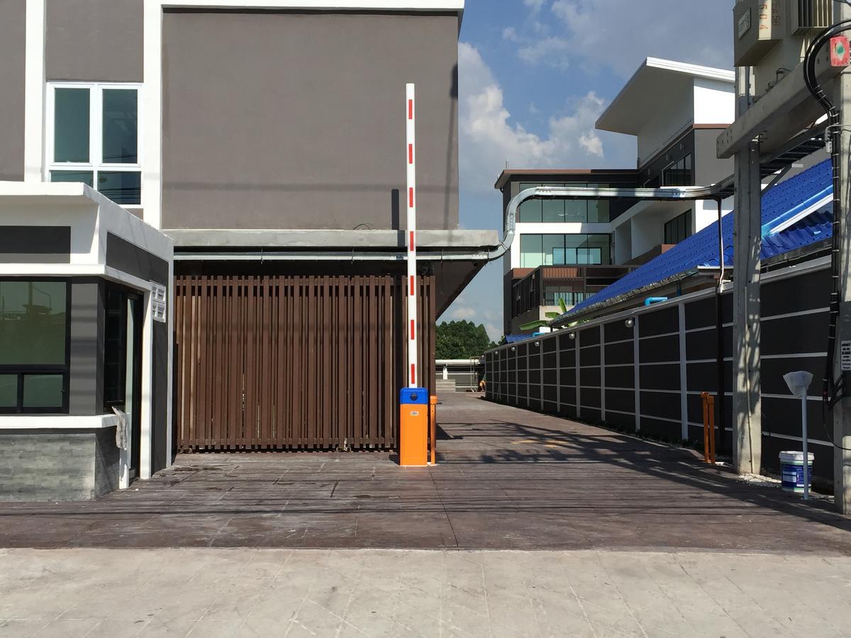 Modernbright Laemchabang Aparthotel Bang Lamung Exteriör bild