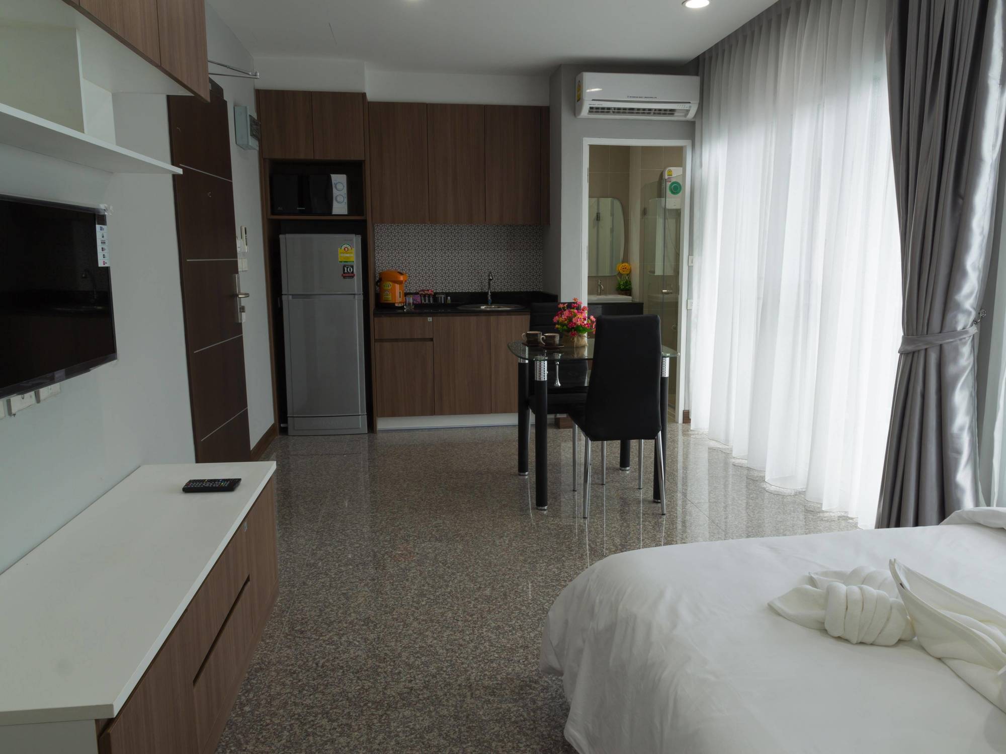 Modernbright Laemchabang Aparthotel Bang Lamung Exteriör bild