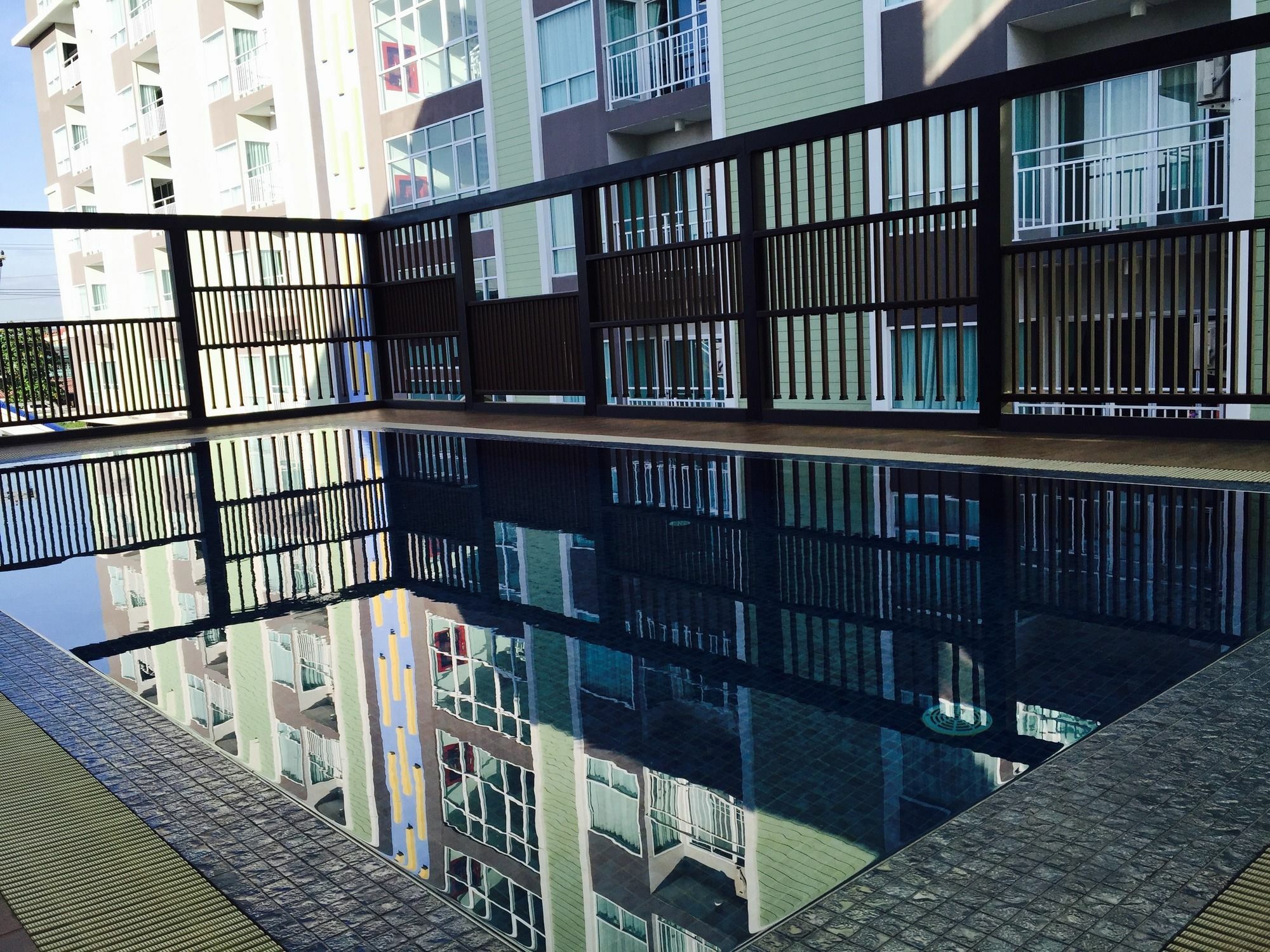 Modernbright Laemchabang Aparthotel Bang Lamung Exteriör bild