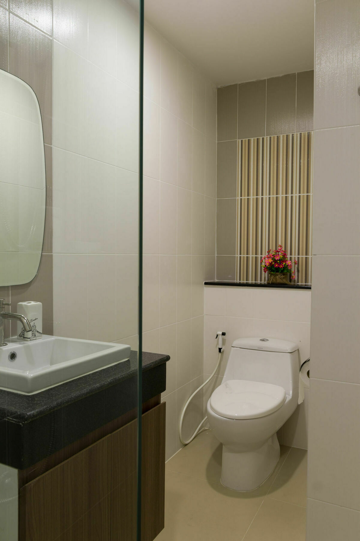 Modernbright Laemchabang Aparthotel Bang Lamung Exteriör bild